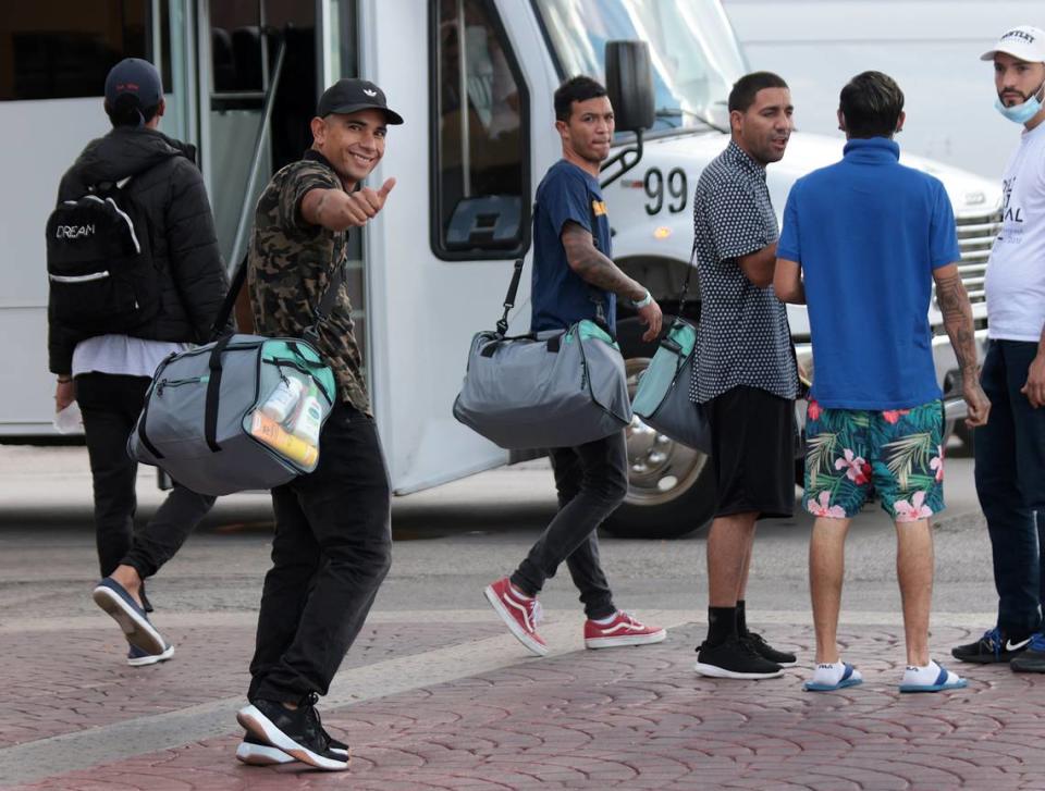 Jesús Guillén, segundo por la izquierda, levanta el pulgar mientras sube a un autobús frente a un hotel de San Antonio el 20 de septiembre, donde se quedó esperando un vuelo fletado por Vertol que finalmente fue cancelado. Su bolsa de lona fue comprada por la empresa y le fue entregada para preparar el vuelo.