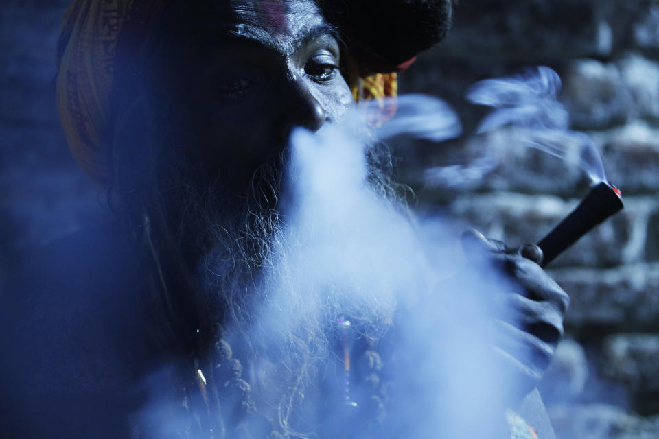 <p>Am Vorabend des Shivaratri-Feiertags raucht ein Hindu im Hof ​​des Pashupatinath-Tempels in der nepalesischen Hauptstadt Kathmandu Marihuana. In der sogenannten „Nacht des Shiva“ wird einer der wichtigsten hinduistischen Götter geehrt. (Bild: AP Photo/Niranjan Shrestha) </p>