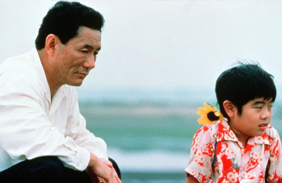 <h3>尋親旅程：《菊次郎之夏》</h3> <p>1999年上映，由日本暴力美學大師北野武自編自導自演的電影。沒有北野武電影一貫的暴力衝擊、黑暗現實，反而晴朗可愛。</p> <p>北野武飾演一個游手好閒的混混大叔，遇到從小失去父親的小學生正南。正南和外婆一起生活，在漫長又無聊的暑假裡，決定出發去另一個城市尋找母親，於是大叔與小學生一起上路。《菊次郎之夏》以久石讓的音樂搭配日本濱松市、名古屋的風景，將溫情、善良，平靜地透過音樂流淌在慢慢消磨的暑假裡，成為了感人而雋永的夏日經典。</p> <p>有趣的是，「菊次郎」正是導演北野武父親的名字，這也讓此片被視為自傳型的公路電影，亦被選為52屆坎城電影節競賽片。</p>   <cite>Rex</cite>