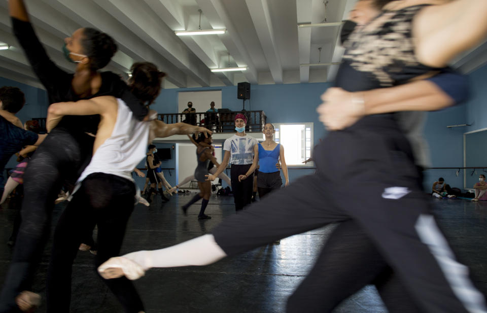 El Ballet Nacional de Cuba ensaya la Séptima Sinfonía del coreógrafo alemán Uwe Scholz el jueves 9 de diciembre de 2021 en La Habana. El BNC volverá al escenario del Teatro Nacional el 16 de diciembre por primera vez desde que comenzó la pandemia. (Foto AP/Ismael Francisco)