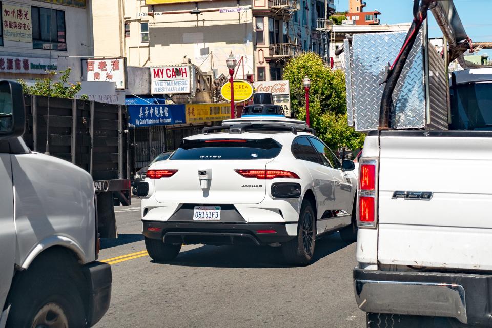 Un auto de Waymo con piloto autómatico en un modelo Jaguar I-Pace en las calles de San Francisco, California. (Foto: Smith Collection/Gado/Getty Images)