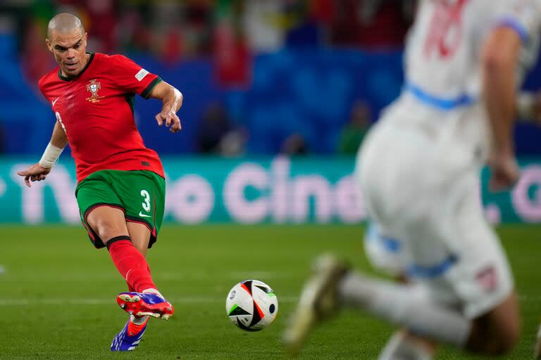 Pepe, con 41 años, se transformó en el futbolista de más edad en disputar una Eurocopa