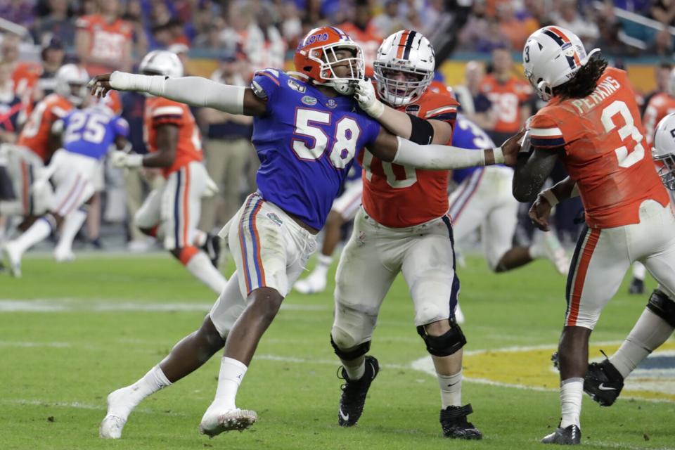 Offensive tackle Bobby Haskins defends Florida linebacker Jonathan Greenard.