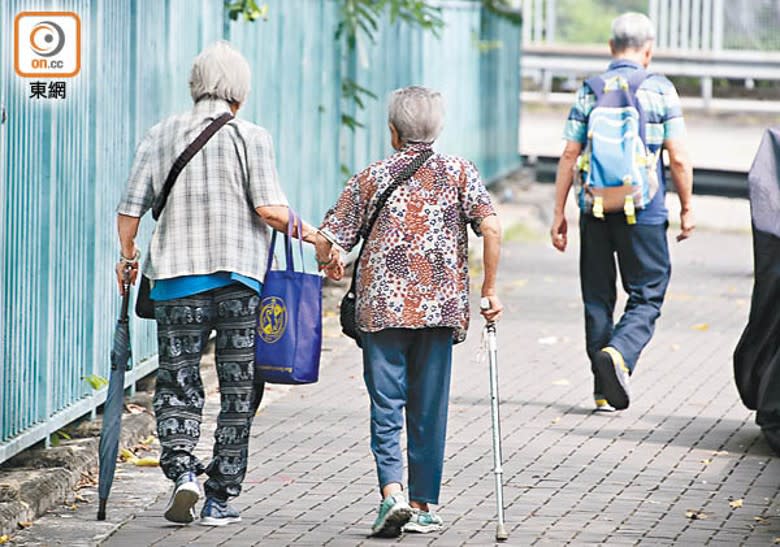 香港人口老化及生育率低下，長遠加劇醫療負擔。