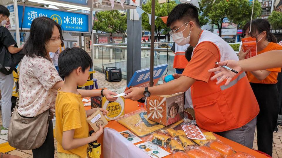 27家知名愛心攤車這週末將齊聚「半半市集」，邀請民眾一起到台北花博公園享用半份美食、分享完整愛心，以行動翻轉危「飢」。