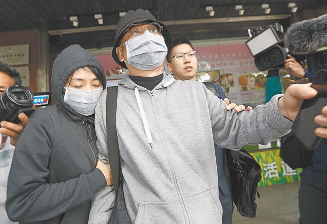 2019年向心（中）、龔青（左）夫婦原本只是到台灣旅行，並到台北市信義區買房置產，卻遭「騙子」王立強羅織莫須有的罪名。（本報資料照片）
