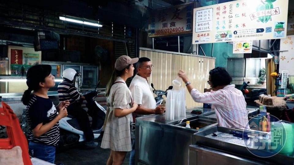 「東市楊桃冰」創立於1922年，是東市場裡的百年老攤。