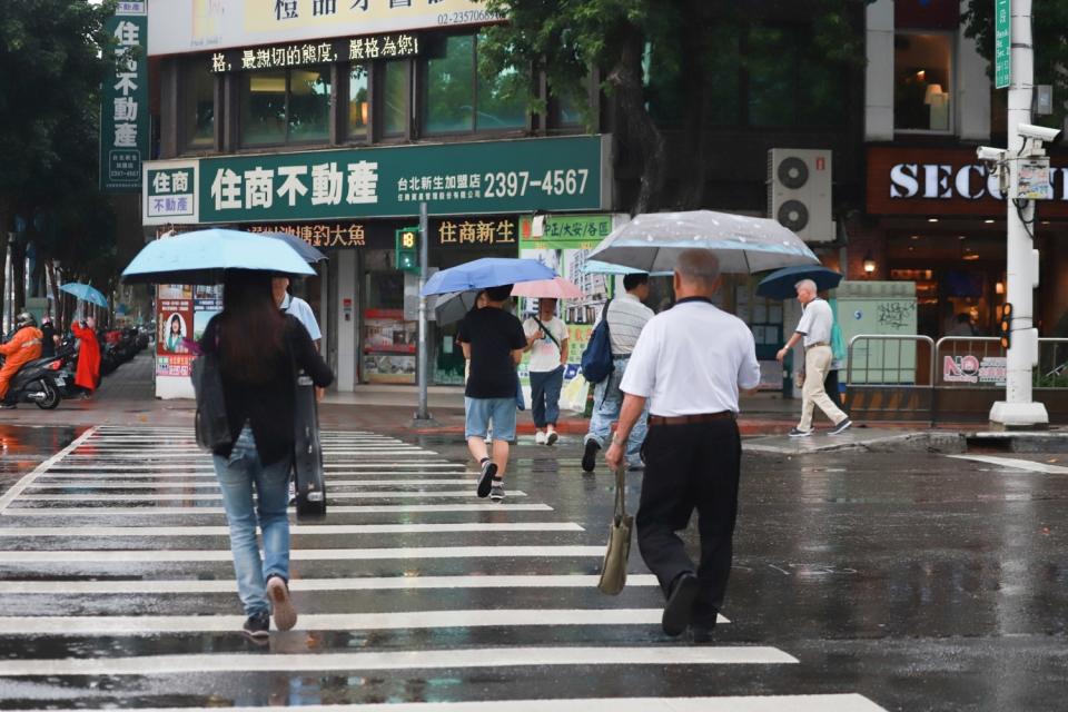 今天迎風面的北部及東北部地區有斷斷續續的降雨，外出記得帶雨具。   圖：葉宜哲/攝