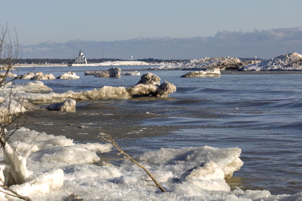 Vanishing ice and snow: record warm winter wreaks havoc across US midwest, Climate crisis