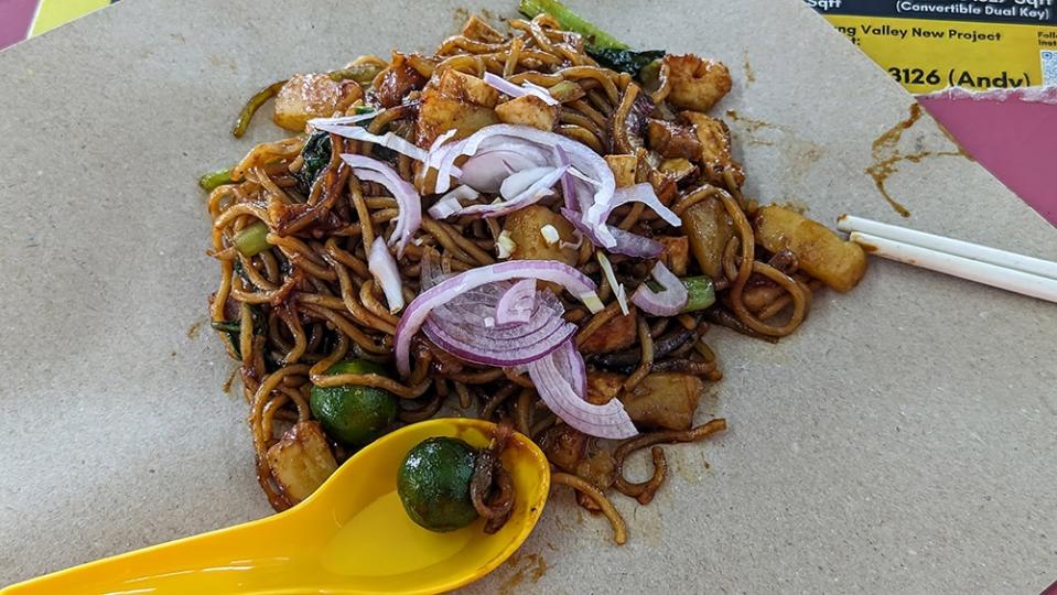 Mee Jawa Goreng Kampung, common in Penang but rare in KL, is served here.