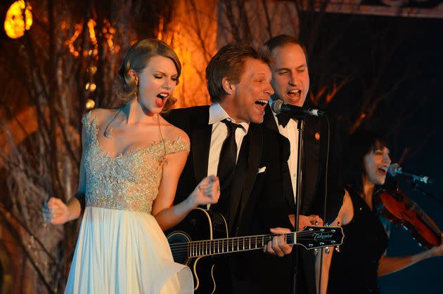 Taylor Swift, Jon Bon Jovi and the Duke of Cambridge perform during the Winter Whites Gala on Nov. 26, 2013, in London. (Photo: Ben Pruchnie/Centrepoint via Getty Images)