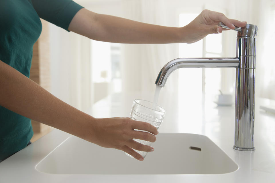 Das Trinkwasser aus der Leitung ist nicht jedermanns Geschmack - auch im wörtlichen Sinne. Der Einsatz eines Wasserfilters ist jedoch nicht unbedingt die beste Lösung. (Bild: PhotoAlto/ Antoine Arraou/ Getty Images)