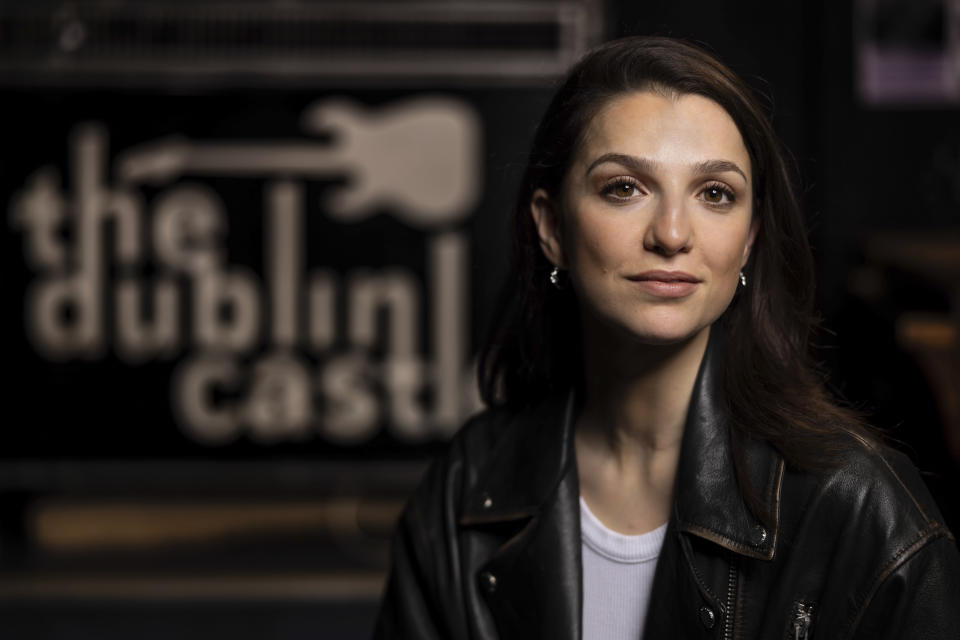 Marisa Abela posa para un retrato en el pub Dublin Castle durante la promoción de la película "Back to Black" el viernes 22 de marzo de 2024 en Londres. (Foto Vianney Le Caer/Invision/AP)