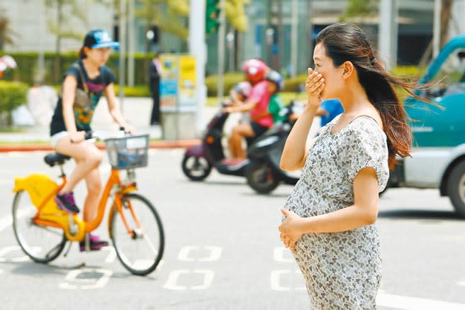 台灣首份研究發現，孕婦若在懷孕初期，身處在高濃度臭氧的空氣中，臭氧濃度每增加10ppb，導致出現肢體短缺畸形的風險將提高3成。（鄧博仁攝）