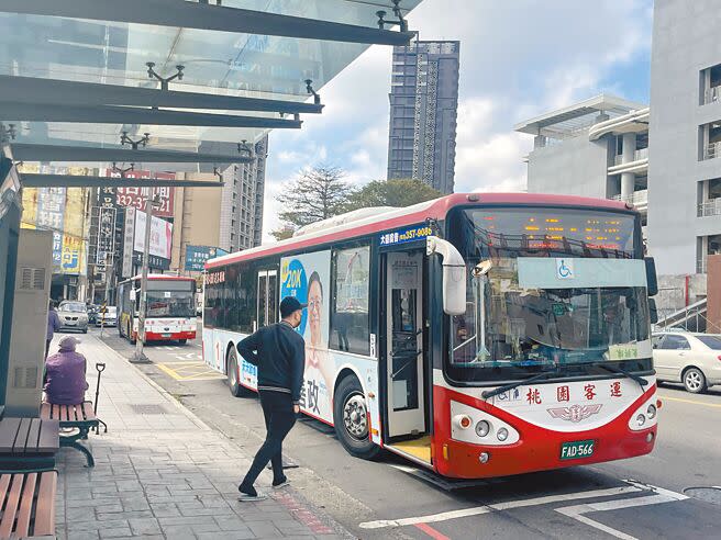 桃園市中壢區內定國小、忠福國小及內壢國中3所學校學生專車，運用內定里焚化爐回饋金辦理，因客運業鬧司機荒，家長憂心專車停駛，中壢區公所回應該案招標中，有業者投標，預期可以順利運行。（呂筱蟬攝）