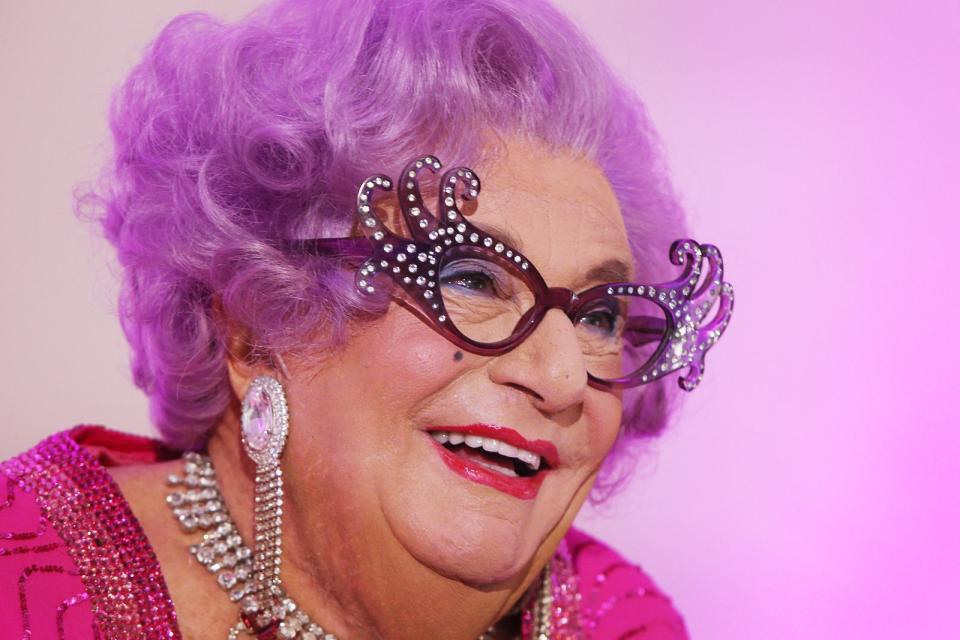 22. April: Barry Humphries