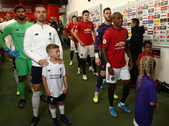 Manchester United and Liverpool line up in the tunnel ahead of kick-off (Getty)