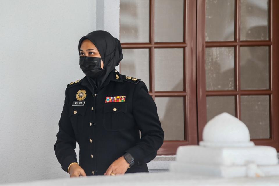 MACC investigating officer Senior Superintendent Nur Aida Arifin leaves the courtroom at the Kuala Lumpur High Court Complex January 5, 2024. ― Picture by Hari Anggara
