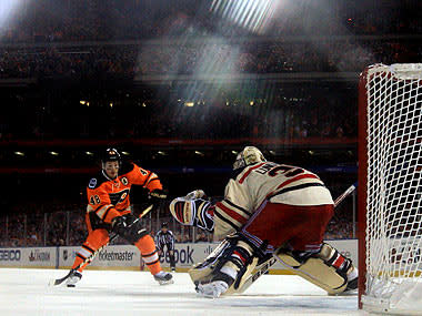 The Flyers' Danny Briere had a chance to tie the game with a penalty shot in the final minute, but couldn't beat Rangers goalie Henrik Lundqvist