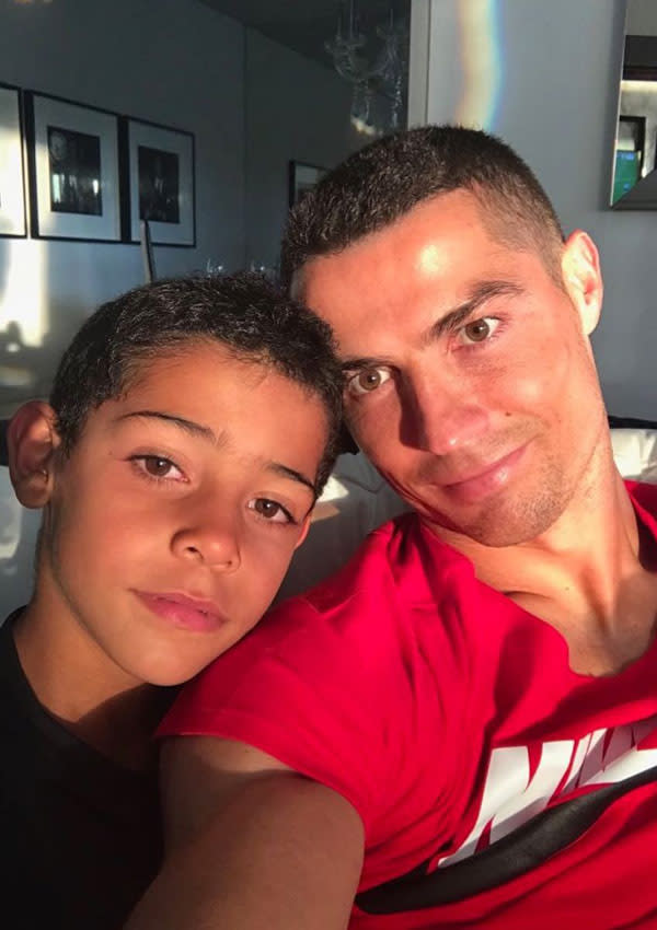 Cristiano Ronaldo le ha enseñado sus orígenes a su hijo mayor