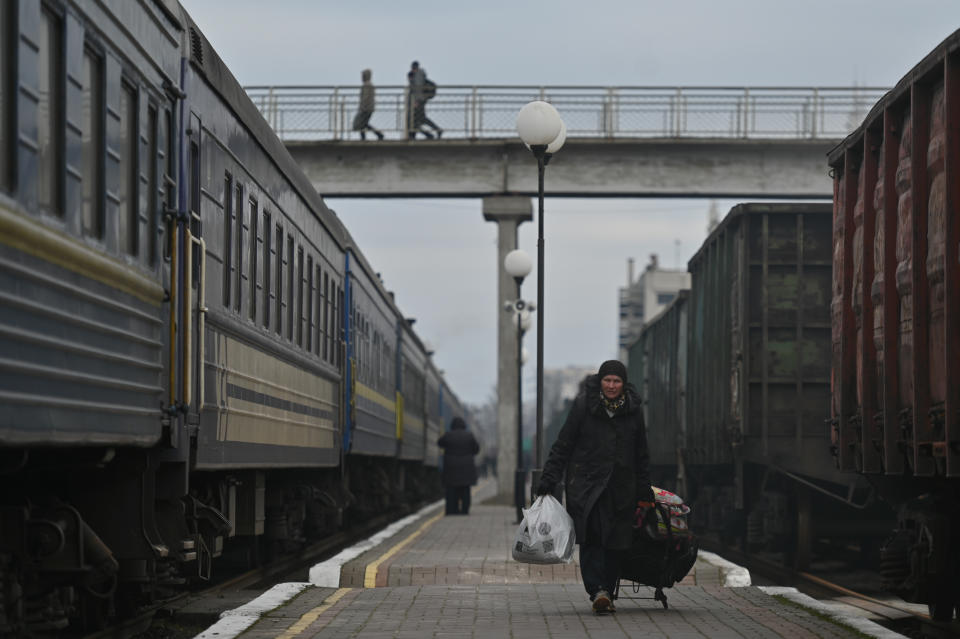 CHERSON, UKRAINE – 18. Dezember: Menschen werden am Bahnsteig des Bahnhofs Cherson gesehen, auf dem Weg zu einem Evakuierungszug von Cherson nach Chmelnizki/Kiew. Einen Monat nach der Befreiung werden die ukrainische Stadt Cherson und die umliegenden Dörfer täglich vom linken Dnjepr-Ufer aus von russischen Truppen bombardiert. Den ganzen Tag über werden Raketen und Flugkörper abgefeuert, die unschuldige Menschen töten und verletzen. Viele Rückkehrer bereiten sich auf eine weitere Reise an einen sichereren Ort vor, da ein normales Leben unmöglich wird. (Foto von Artur Widak/Anadolu Agency über Getty Images)