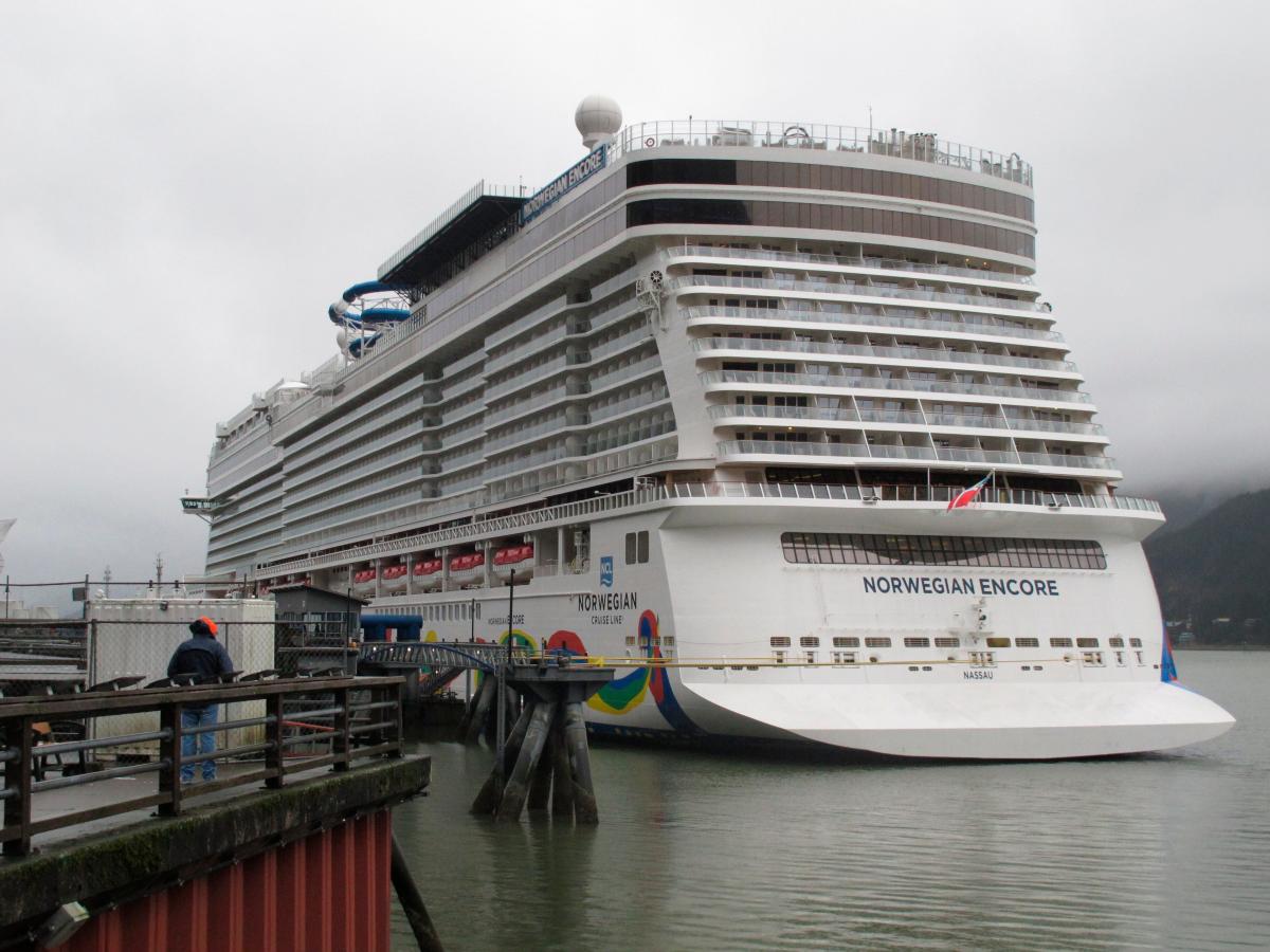 Gangway collapses in Panama during Norwegian Cruise Line visit