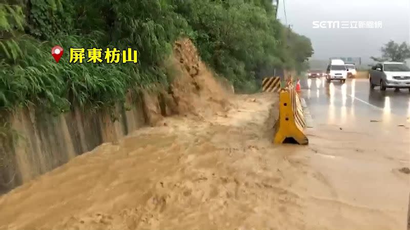 颱風過後南部大雨，屏東枋山路段泥水傾瀉而下。