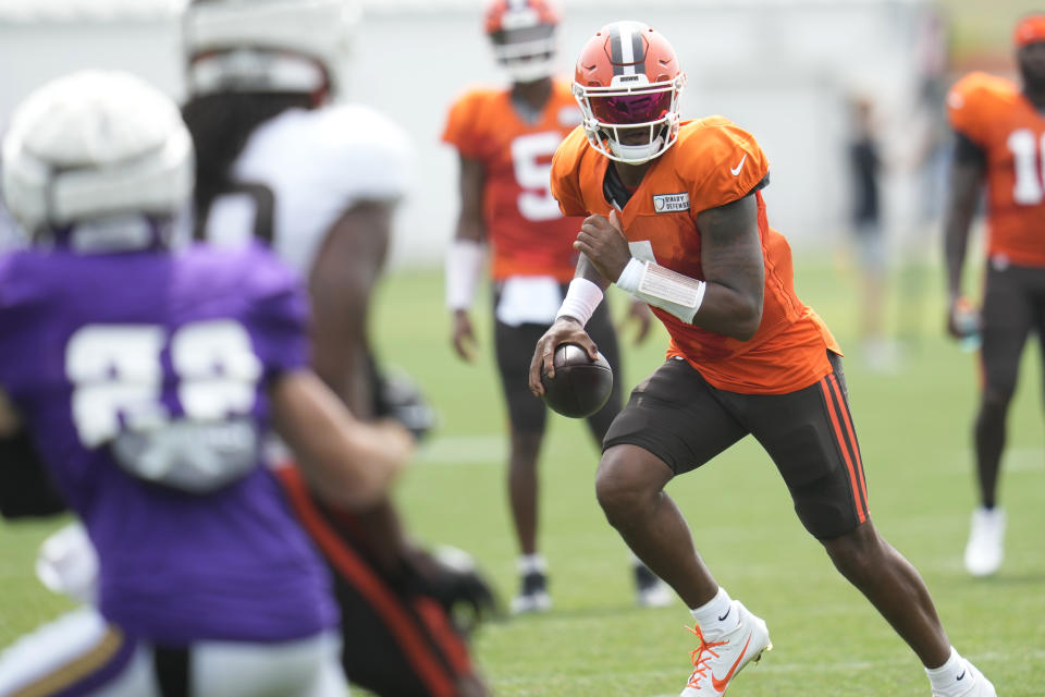 Cleveland Browns quarterback Deshaun Watson, right, scrambles during a joint NFL football practice with the Minnesota Vikings, Thursday, Aug. 15, 2024, in Berea, Ohio. (AP Photo/Sue Ogrocki)