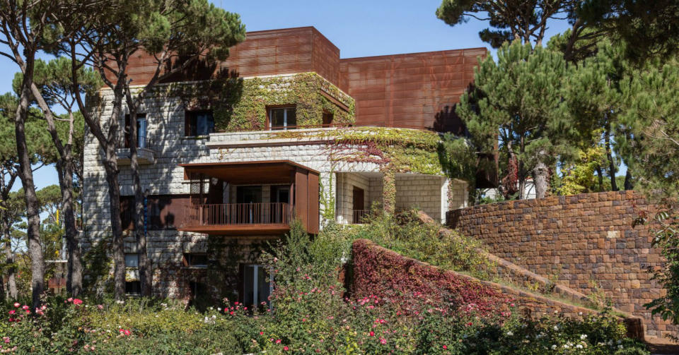 <p>En la imagen, The House with Two Lives (<em>La Casa con Dos Vidas</em>), una impresionante mansión situada en una zona montañosa cercana a la localidad libanesa de Bous de Boulogne, a unos 30 kilómetros al oeste de Beirut. (Foto: <a rel="nofollow noopener" href="http://www.nabilgholam.com/project.15" target="_blank" data-ylk="slk:Nabil Gholam Architects;elm:context_link;itc:0;sec:content-canvas" class="link ">Nabil Gholam Architects</a>). </p>