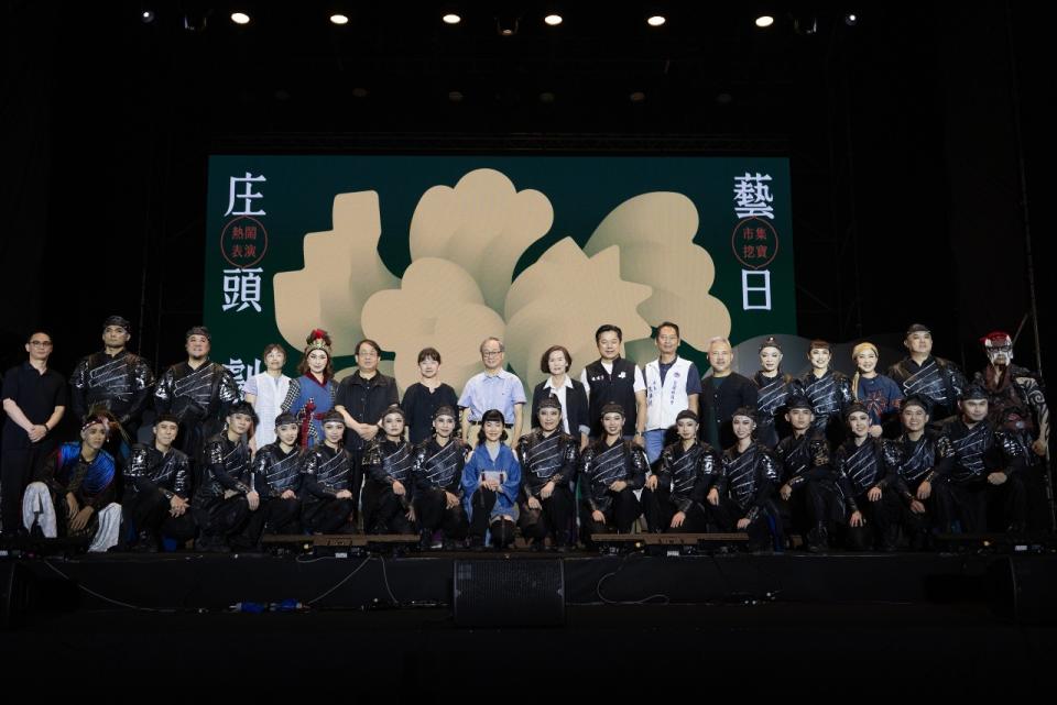 朱宗慶打擊樂團經典擊樂劇場《木蘭》首度戶外公演獻庄頭劇場，文化部長李遠(後中)也特地到宜蘭致意，與2萬名觀眾一起欣賞精彩演出。(文化部提供)