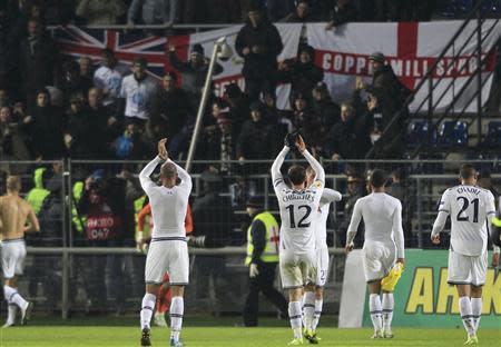 Tottenham Hotspur's players greet supporters after their Europa League soccer match against Anzhi Makhachkala at the Saturn stadium in Ramenskoye, outside Moscow, October 3, 2013. REUTERS/Maxim Shemetov