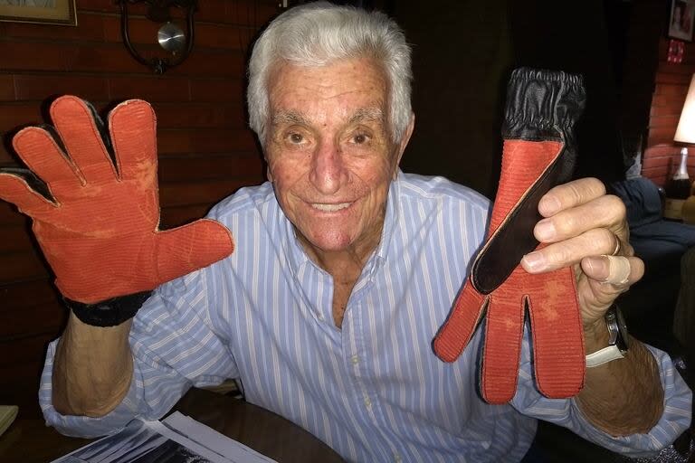 Una leyenda: Amadeo Carrizo y los guantes de su época. 