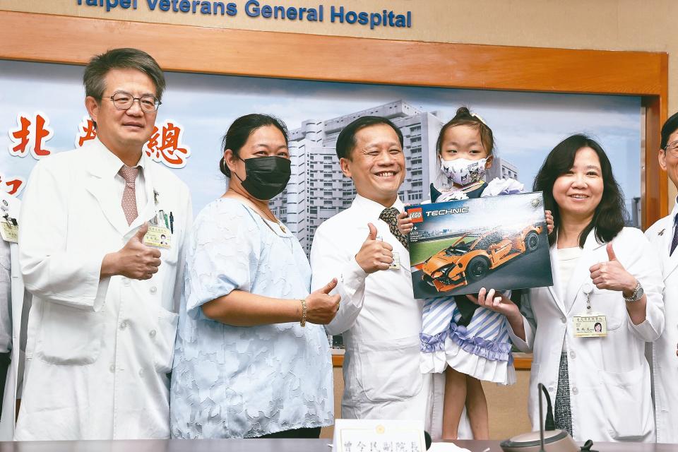 台北榮總腎臟移植團隊與吳小妹（右二）和媽媽（左二）一同合影。記者林伯東／攝影