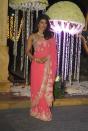 <p>Zur Hochzeit eines engen Freundes in Mumbai trug Schauspielerin Priyanka – die auch bei Prinz Harrys und Meghan Markles Hochzeit erwartet wird – ein traditionelles indisches Outfit: ein korallenfarbener Sari mit Golddetails. Umwerfend.<em> [Bild: Getty]</em> </p>