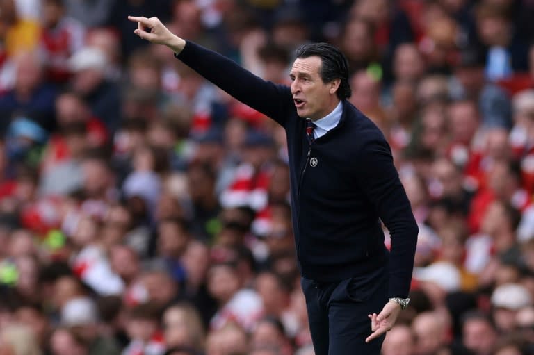 Unai Emery, entrenador del Aston Villa, reacciona durante el partido de Premier League contra el Arsenal, el 14 de abril de 2024 en Londres. (Adrian DENNIS)