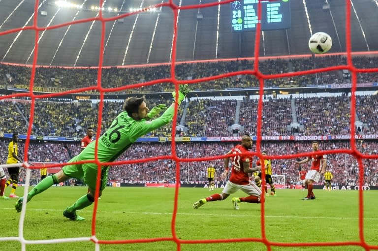 Dortmund's Raphael (2nd R) scores the 2-1 goal past Bayern Munich's goalkeeper Sven Ulreich during their match in Munich, southern Germany, on April 8, 2017