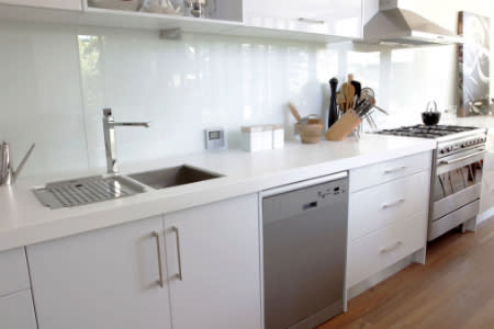 A glass panel splash back is a great way to add a glossy texture to your kitchen, which works great in combination with matte textures.