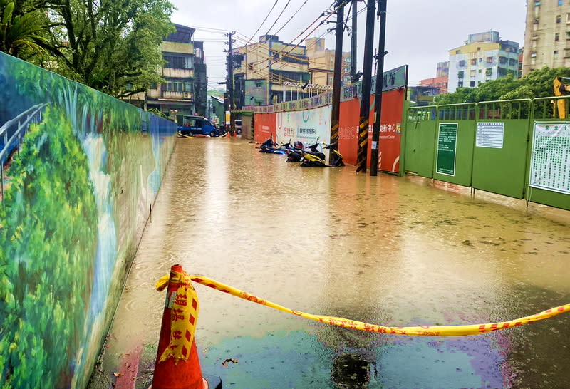 新北汐止道路積水  警方封鎖交通管制 受鋒面影響，新北市18日上午下起大雨，汐止區中華 街靠原茄苳停車場出入口一側積水，汐止警分局於現 場設置封鎖線，管制人車通行並進行交通疏導。 （汐止警分局提供） 中央社記者黃旭昇新北傳真  113年4月18日 