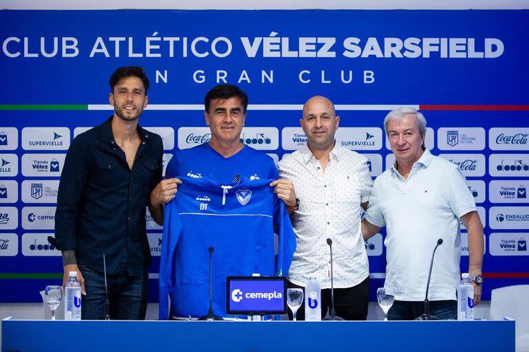 Quinteros, en el día de la presentación en Liniers; se siente identificado con el gusto futbolístico de los hinchas del Fortín.