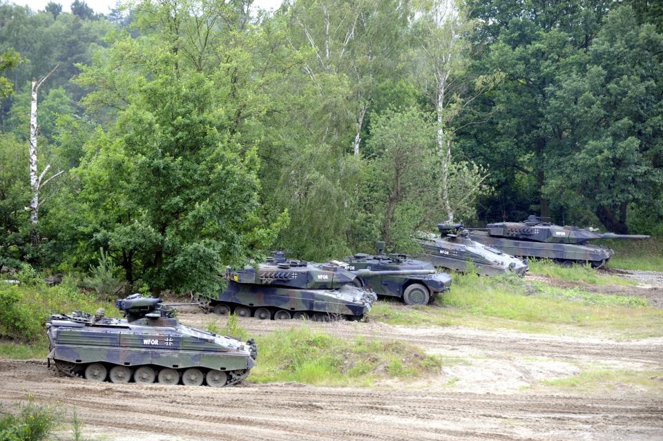 Panzer vom Typ Leopard, Marder und Fennek bei einer Truppenübung - Copyright: dpa/Maurizio Gambarini