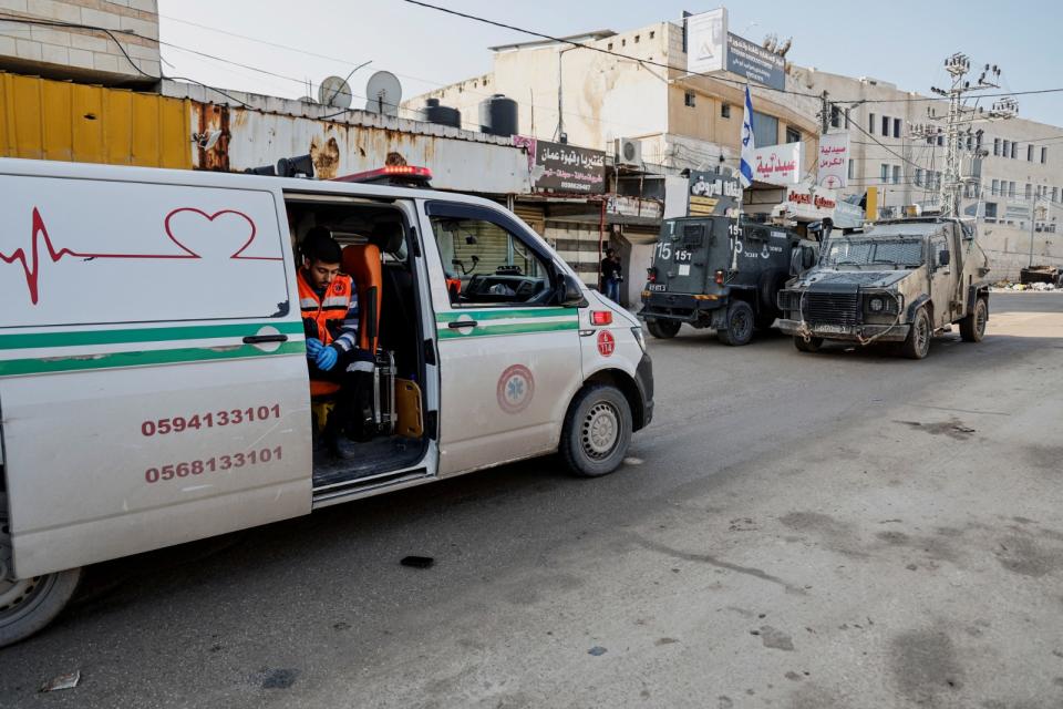 2023年12月12日，約旦河西岸哲寧難民營一輛救護車被以軍擋道。路透社