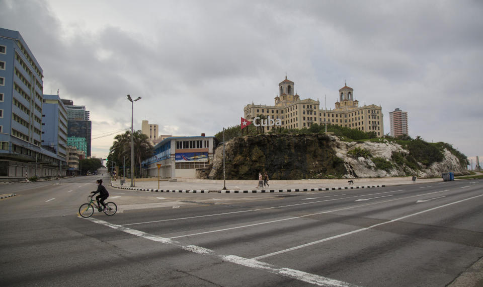 El Hotel Nacional se erige cerca de la intersección vacía de la calle 23 y el Malecón, en medio de un bloqueo para frenar la propagación de COVID-19 en La Habana, Cuba, el sábado 20 de junio de 2020. (AP Foto/Ismael Francisco)