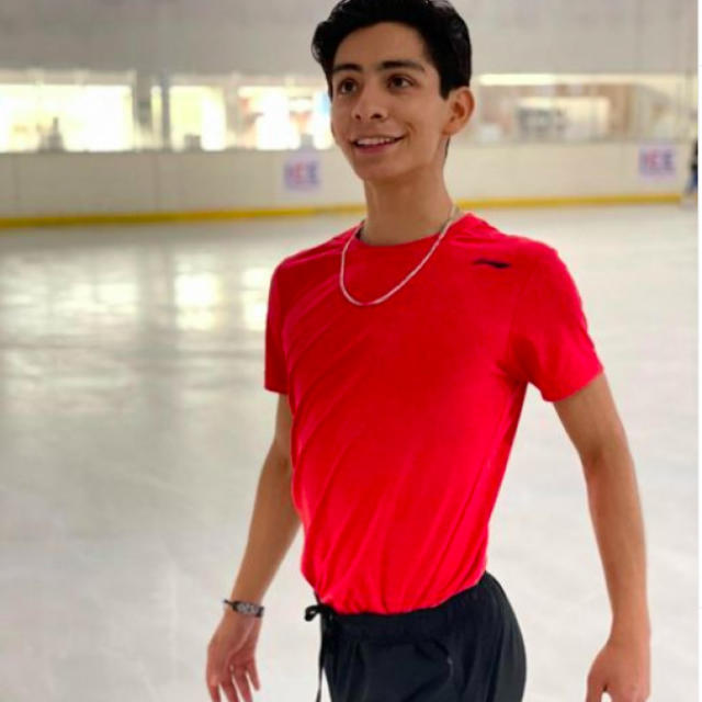 El patinador mexicano Donovan Carrillo presume nueva faceta como modelo