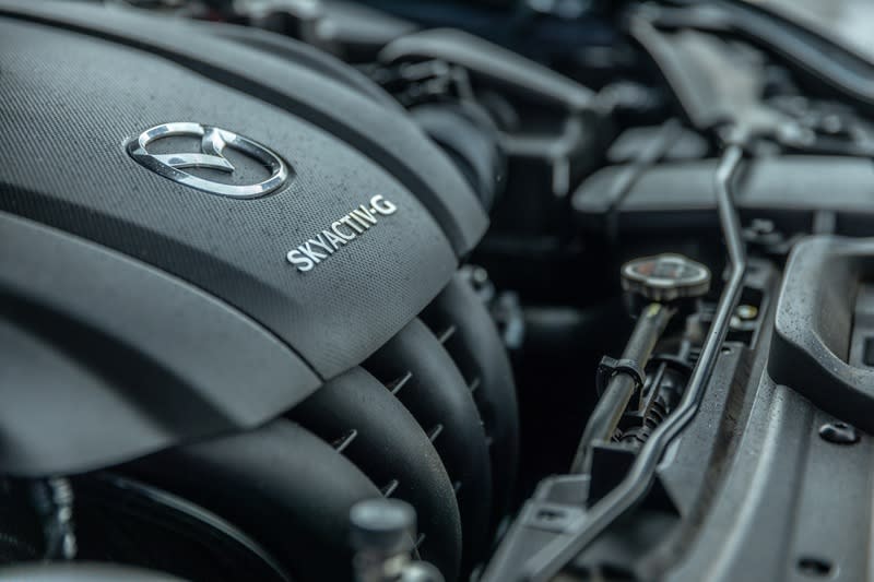 SKYACTIV-G 2.0升汽油直四自然進氣引擎，可輸出最大馬力165ps/6000rpm與最大扭力21.7kg-m/4000，整體輸出特性頗為線性，起步扭力算是充沛、好用。 