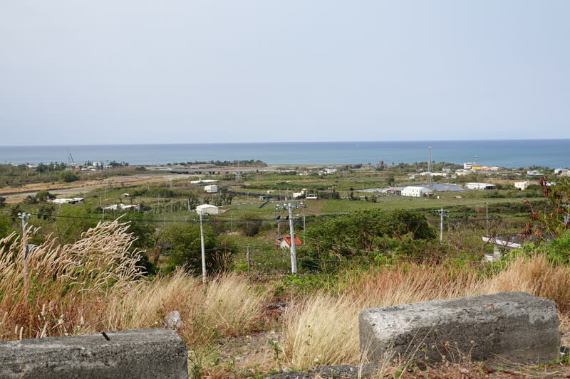 屏南快速公路最快2年動工  經恆春半島丘陵地區 恆春半島民眾期待的屏南快速公路，最快可望2年內 動工，路廊經恆春半島丘陵地區，降低對海岸景觀破 壞與衝擊，同時也避開聚落密集區及軍事禁限建區。 中央社記者李卉婷攝  113年4月9日 