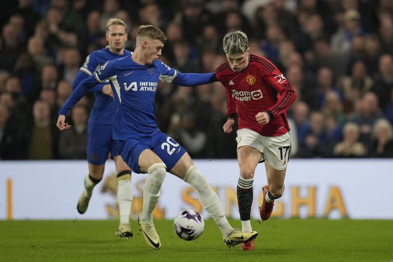 Dos de los goleadores cara a cara: Alejandro Garnacho disputa la pelota con Cole Palmer en el partido por la Premier League en Stamford Bridge.