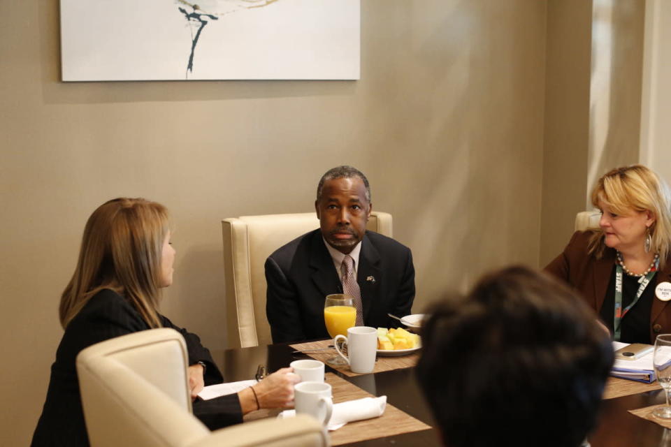 Carson in thought with Couric and campaign staffers