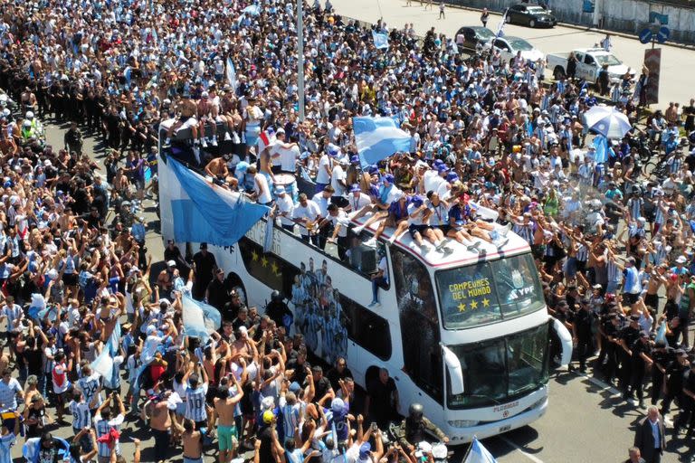 De la recorrida del micro de la selección argentina Campeona del Mundo en Qatar 2022 desde el predio de Ezeiza todavía quedan imágenes inéditas, como la que subió Marcos Huevo Acuña a sus redes para saludar por el Año Nuevo 

Vista

  20/12/2022