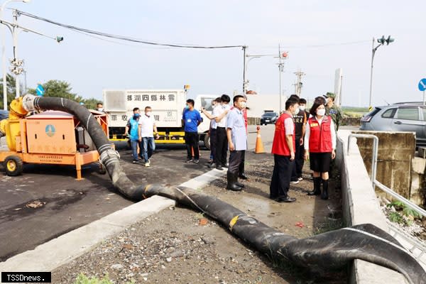 雲林縣長張麗善會勘四湖、台西、麥寮等地豪雨災情。(記者劉春生攝)