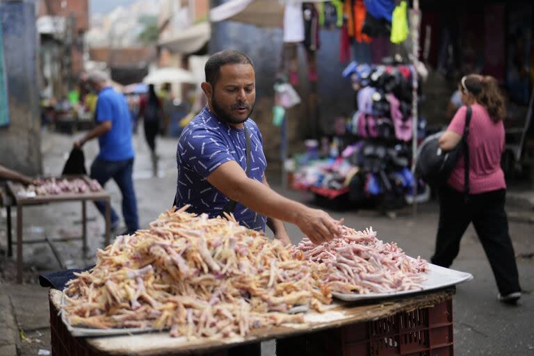 José Aldana, de 39 años, vende patas de pollo en el barrio de Petare 